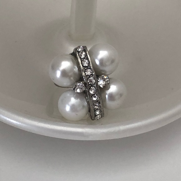 Guess Pearl Cluster Ring - Picture 3 of 6